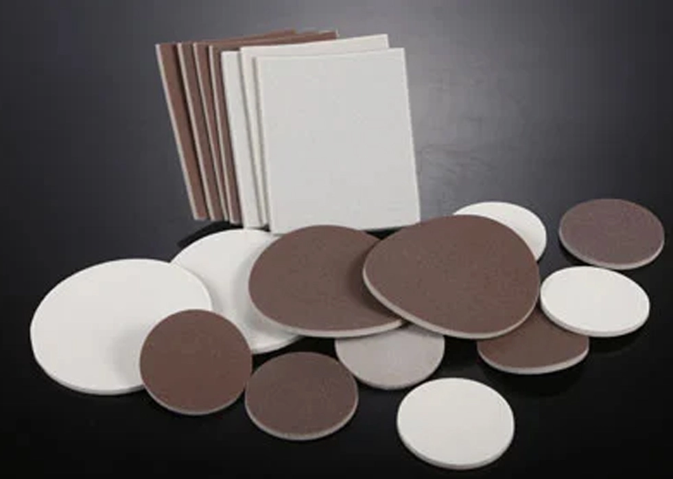 Como você usa e mantém corretamente a espuma de lixamento para garantir um desempenho ideal e longevidade?