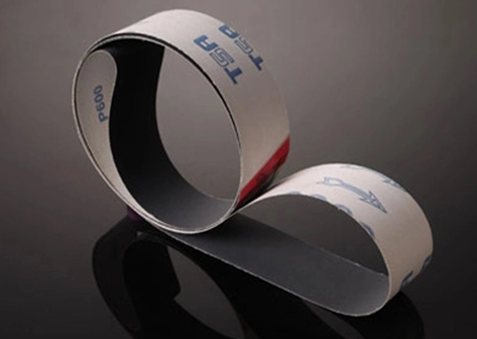 Quais fatores devem ser considerados ao selecionar o tamanho apropriado do grão para um pano abrasivo de carboneto de silício?