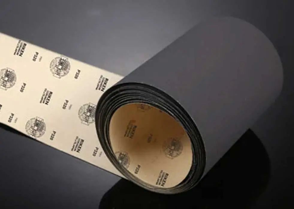 Que grãos estão disponíveis para rolo de lixa de carboneto de silício?